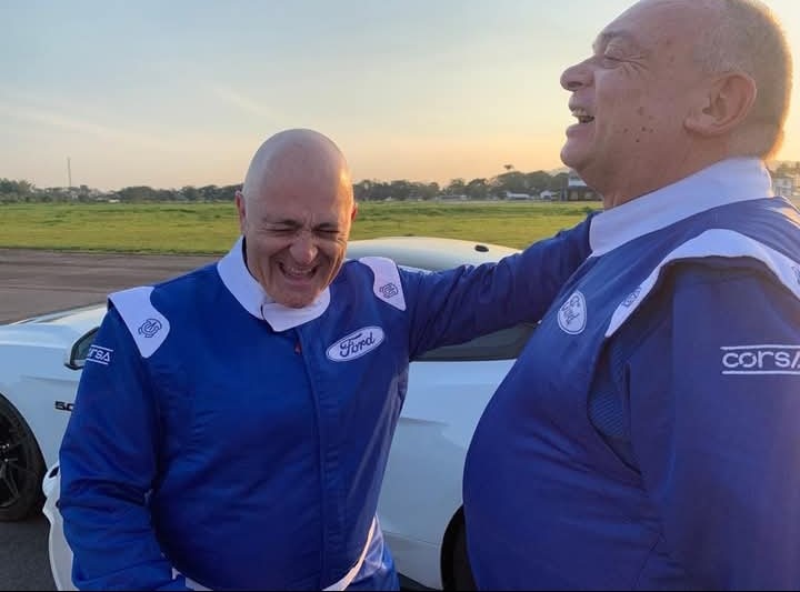 Jornalista Douglas Mendonça com o piloto Roberto Manzini
